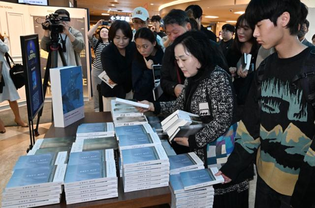 한강의 노벨문학상 수상 소식이 전해진 다음 날인 지난달 11일 서울 종로구 교보문고 광화문점에 한강의 책을 사려는 시민들이 문전성시를 이루고 있다. 홍인기 기자