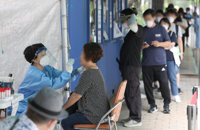 지난해 8월 23일 대구 달서구보건소 선별진료소에서 의료진이 신종 코로나바이러스 감염증 검사를 하고 있다. 사진은 기사 내용과 관련 없음. 대구=연합뉴스