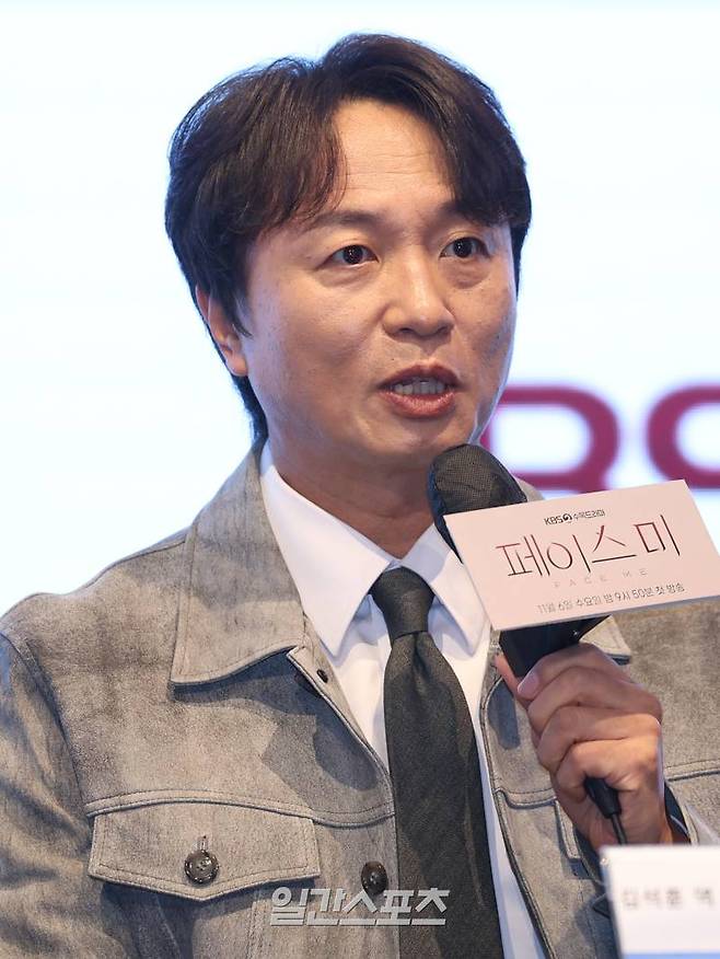 배우 전배수가 6일 오후 서울 구로구 더세인트에서 열린 KBS2 수목드라마 '페이스미' 제작발표회에서 인사말을 하고 있다. '페이스미'는 냉정한 성형외과 의사와 열정적인 강력계 MZ 형사가 범죄 피해자 재건 성형을 통해 사건의 진실을 쫓는 공조 추적 메디컬 드라마. 6일 밤 9시 50분 첫 방송. 서병수 기자 qudtn@edaily.co.kr /2024.11.06/