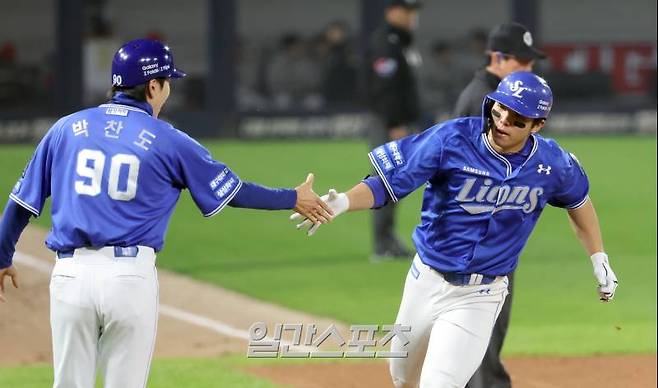 2024 신한 쏠뱅크 KBO 한국시리즈 5차전 삼성과 KIA의 경기가 28일 오후 광주 기아챔피언스필드에서 열렸다. 삼성 김영웅이 1회 우중간 백투백홈런을 날리고 그라운드를 돌고 있다. 광주=정시종 기자 capa@edaily.co.kr /2024.10.28.