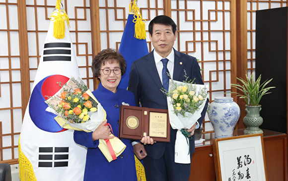 남관우 전북시군의회의장협의회 회장이 김영숙 진북동 주민한마당축제위원회 위원장에게 표창을 수여했다. [사진=전주시의회 ]