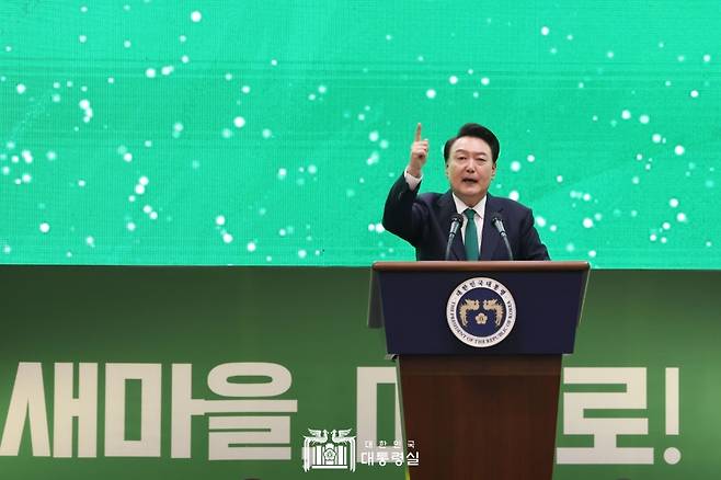 윤석열 대통령이 5일 경기도 고양 킨텍스에서 열린 '2024 전국새마을지도자대회'에서 축사하고 있다  (사진, 대통령실)