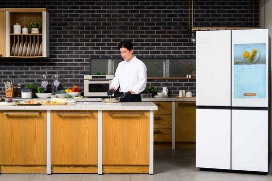 넷플릭스 요리 예능 ‘흑백요리사’ 출연진 임희원 셰프가 '삼성 비스포크 AI 키친' 쿠킹쇼에서 AI 가전 기능을 활용하며 요리를 선보이고 있다. 사진 삼성전자