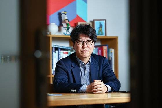 김병수 원장은 서울아산병원 정신건강의학과 교수로 근무하다 7년 전 김병수 정신건강의학과의원을 열고 내담자를 만나고 있다. 최근엔 자책하는 사람을 위한 심리학 책『내 마음의 거짓말』을 펴냈다. 김종호 기자