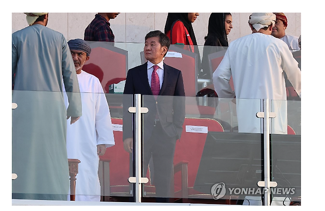 9월 축구대표팀 오만 원정 응원 출장을 떠난 정몽규 대한축구협회장(출처 : 연합뉴스)