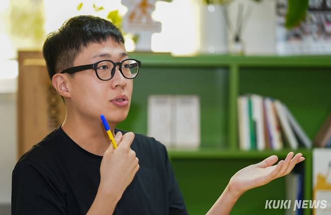 지난 10월4일 서울 관악구 신림동 관악청소년자립지원관에서 조만성 다다다협동조합 대표가 쿠키뉴스와 인터뷰하고 있다. 사진=유희태 기자