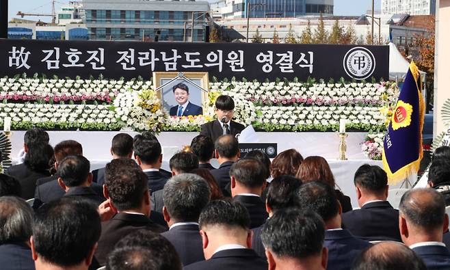 고(故) 김호진 전남도의원의 영결식이 6일 오전 나주 소재 빚가람종합병원 장례식장에서 전라남도의회장(葬)으로 엄수됐다. 전남도의회