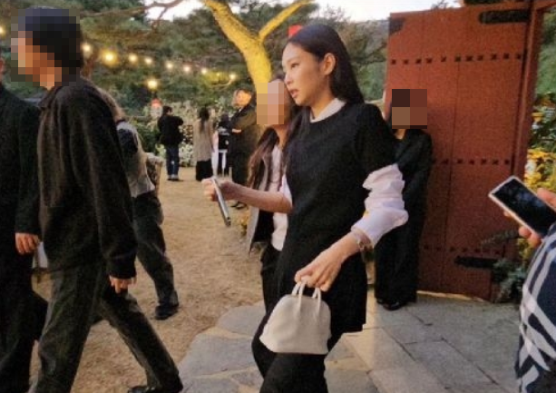 지난달 28일 지인의 결혼식에 참석한 걸그룹 블랙핑크 멤버 제니. 소셜네트워크서비스(SNS) 캡처