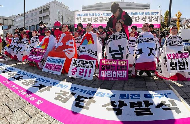 전국학교비정규직노조가 6일 오전 서울 용산구 대통령실 앞에서 삭발식을 하고 있다. / 사진=학비노조 제공