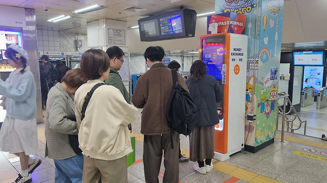 명동역을 찾은 외래 관광객들이 와우패스 무인 기기를 이용하고 있다 / 사진=김혜성 여행+ 기자