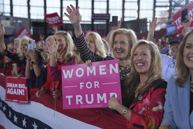 [롤리=AP/뉴시스] 미국 공화당 대선 후보 도널드 트럼프 전 대통령이 4일(현지시각) 노스캐롤라이나주 롤리의 J.S. 도턴 아레나 유세 현장에 도착하자 여성 지지자들이 환호하고 있다. 미국 대선을 하루 앞두고 전국 단위에서는 해리스 후보가 도널드 트럼프 공화당 후보를 4%포인트 앞선다는 여론조사 결과가 나왔다. 2024.11.05.