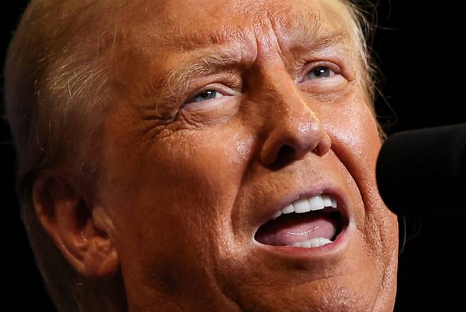 미국 공화당 대선 후보인 도널드 트럼프 전 대통령이 지난 26일(현지시간) 미국 펜실베이니아주 스테이트 칼리지에서 열린 행사에서 발언하고 있다. [로이터]