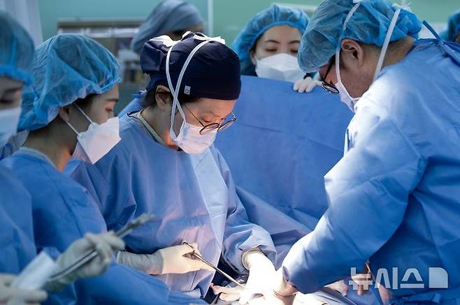 [서울=뉴시스]왼쪽부터 김호연 고위험산모신생아 통합치료센터 센터장과 송관흡 교수가 쌍둥이 수혈증후군 치료를 위해 태아 내시경 수술을 준비하고 있다. (사진= 고대안산병원 제공) 2024.11.06. photo@newsis.com.