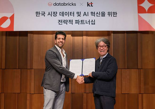 KT는 데이터브릭스와 데이터∙AI(인공지능) 분야의 긴밀한 협력과 국내 AX(AI 전환) 확산을 위한 업무협약을 체결했다고 6일 밝혔다. KT 오승필 기술혁신부문장(CTO)(오른쪽)과 데이터브릭스 아르살란 타바콜리 공동창립자 겸 필드 엔지니어링 총괄 수석 부사장(왼쪽)이 데이터·AI 분야의 긴밀한 협력과 국내 AX 확산을 위한 업무협약을 체결하고 기념 사진을 촬영하고 있다.(사진=KT 제공) *재판매 및 DB 금지