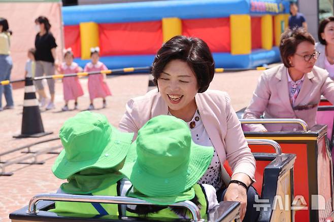 [과천=뉴시스] 신계용 시장이 과천시 어린이 안전축제에 참석해 어린이들과 웃으며 대화하고 있다. (사진=과천시 제공). 2024.11.06.photo@newsis.com