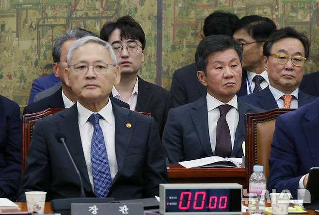 [서울=뉴시스] 고승민 기자 = 유인촌 문화체육관광부 장관과 정몽규 대한축구협회장이 지난달 24일 서울 여의도 국회에서 열린 문화체육관광위원회의 문화체육관광부 등 산하 공공기관 등 종합감사에 출석해 자리에 앉아 있다. 2024.10.24. kkssmm99@newsis.com