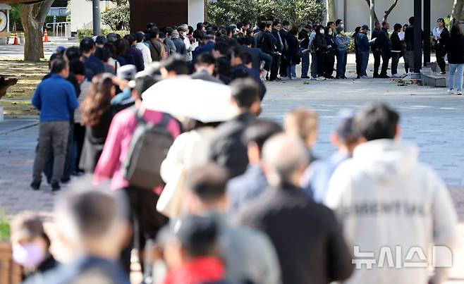 [대구=뉴시스] 이무열 기자 = 6일 대구 북구 대구복합스포츠타운 시민체육관에서 열린 ‘2024 행복 북구 구인·구직 만남의 날’을 찾은 구직자들이 입장을 위해 줄 서 있다. 2024.10.06. lmy@newsis.com