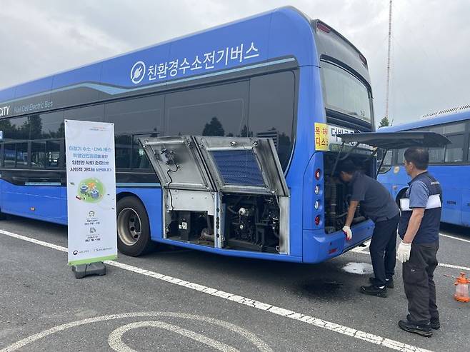 [서울=뉴시스] 한국교통안전공단 직원이 수소 버스 점검을 하고 있는 모습. 2024.11.06. (사진=교통안전공단 제공) photo@newsis.com  *재판매 및 DB 금지