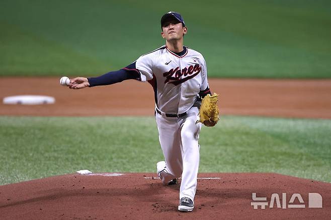 [서울=뉴시스] 정병혁 기자 = 6일 서울 구로구 고척스카이돔에서 2024 WBSC 프리미어12를 앞두고 열린 한국 야구대표팀과 상무의 연습경기, 1회초 무사 주자없는 상황 대표팀 선발 고영표가 역투하고 있다. 2024.11.06. jhope@newsis.com