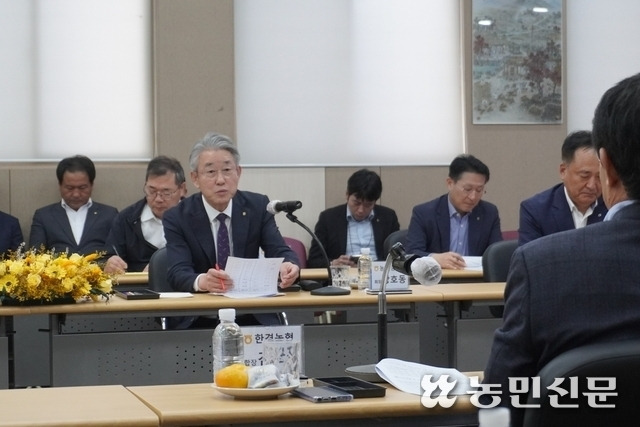 강호동 농협중앙회장이 제주 한경농협에서 현장경영을 펼치고 있다.