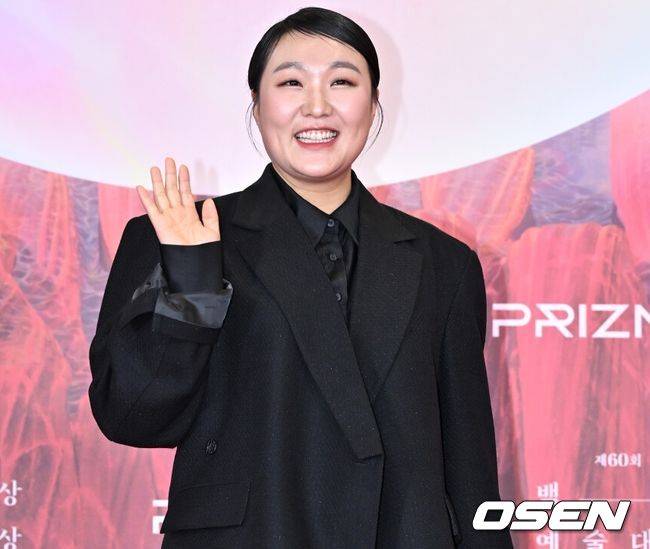 [OSEN=조은정 기자]제 60회 백상예술대상 레드카펫 행사가 7일 서울 강남구 코엑스에서 열렸다.'60회 백상예술대상’에는 지난 1년간 TV·영화·연극 분야에서 활약한 대중문화 예술계 종사자들이 총출동한다. 지난해에 이어 관객과 함께 즐기는 축제의 장이다. 백상만의 품격 있는 시상식으로 관객들의 눈과 귀를 즐겁게 할 예정이다. 올해도 신동엽·수지·박보검이 MC를 맡아 믿고 보는 진행력을 자랑한다.&nbsp;방송인 이수지가 레드카펫을 밟고 있다.  2024.05.07 /cej@osen.co.kr