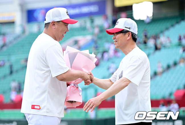 정규리그 우승 직후 송호성 구단주가 이범호 감독에게 꽃다발을 전하고 있다./OSEN DB