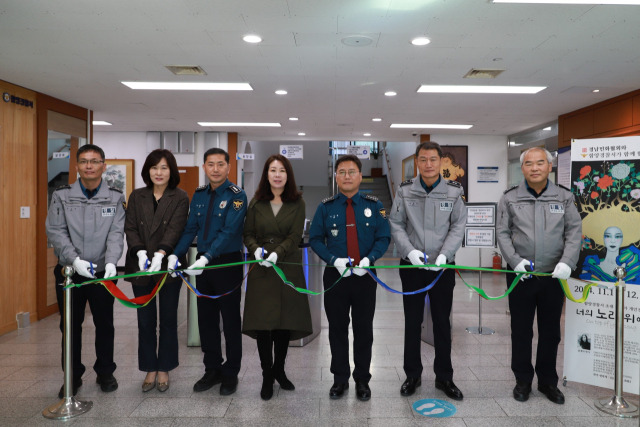 ▲6일 함양경찰서에서 열린 윤정아 작가(가운데) 초대전 개막식. ⓒ함양경찰서