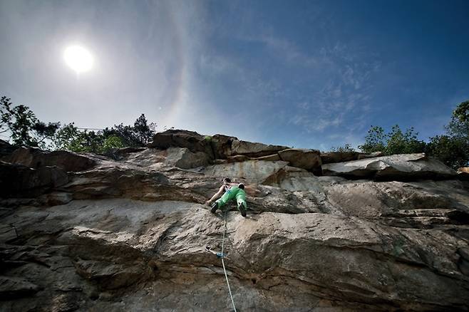 미안해요. 고마워요(5.11a)'의 하단 페이스를 오르는 김태섭. 직상하여 천장 크랙을 넘는 루트로 동작을 풀어내기가 만만치 않다.