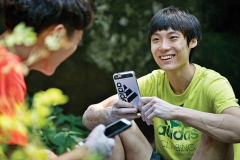 바위를 내려오면 또래 아이들과 마찬가지로 웃고 장난친다.