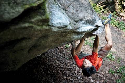 실내암장을 벗어나 처음 자연바위에 매달린 이승범. 첫 바위에 대한 설렘과 긴장이 얼굴에 묻어난다.