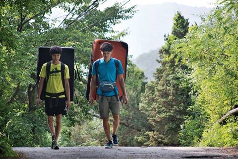 가벼운 마음으로 북한산을 내려가는 두 사람. 왼쪽이 천종원, 오른쪽은 이승범.