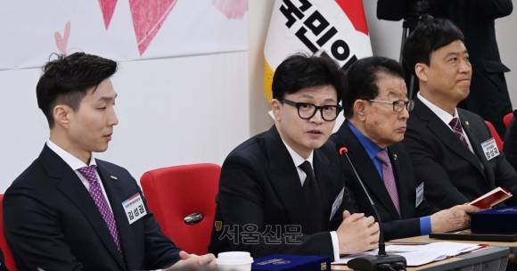 한동훈(왼쪽 두 번째) 국민의힘 대표가 5일 서울 여의도 당사에서 열린 ‘국민의힘 평생당원 초청 간담회’에서 발언하고 있다. 안주영 전문기자