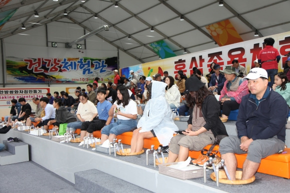 금산세계인삼축제에서 방문객들이 인삼 족욕을 즐기고 있다.  금산군 제공