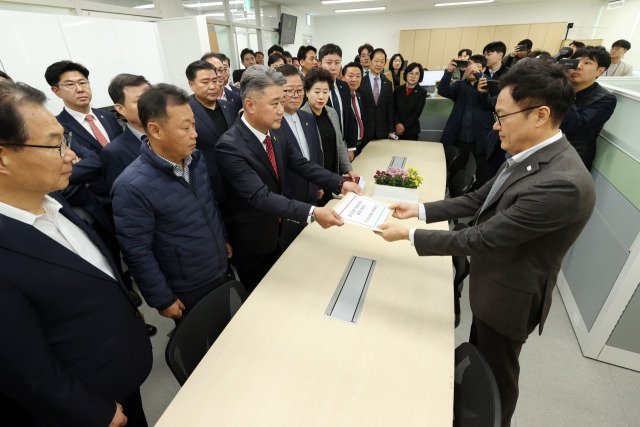 김정호 대표의원 등 경기도의회 국민의힘 의원들이 6일 도의회 의장 불신임의 건을 제출하고 있다. 사진 제공 = 경기도의회 국민의힘