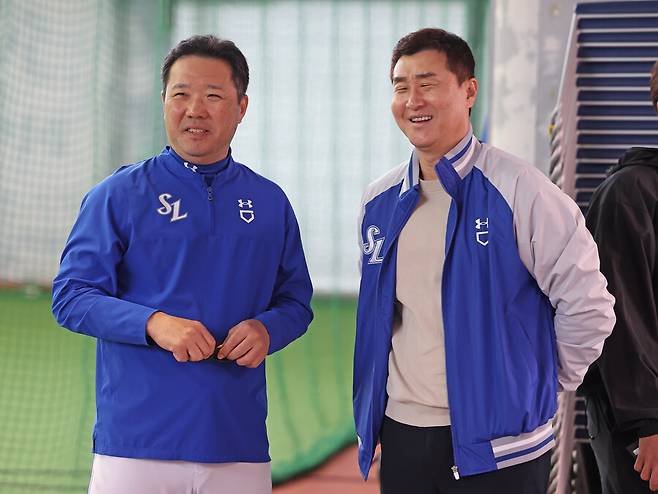 ▲이종열(오른쪽) 단장과 박진만 감독이 이야기를 나누고 있다. ⓒ삼성 라이온즈
