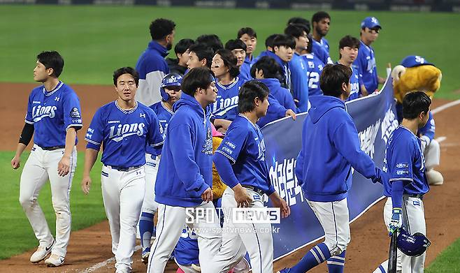 ▲ 삼성 선수들이 한국시리즈 패배 후 팬들에게 인사하고 있다. ⓒ곽혜미 기자