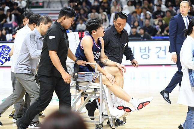 KCC 김동현이 3일 정관장과 홈경기에서 수비 도중 발목을 다쳐 들것에 실려나가고 있다.  /사진=KBL 제공