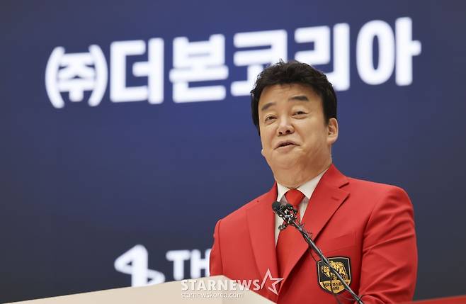 [서울=뉴시스] 김근수 기자 =  백종원 더본 코리아 대표이사가 6일 서울 여의도 한국거래소 홍보관에서 열린 더본 코리아 상장식에서 기념사를 하고 있다. 2024.11.06. ks@newsis.com /사진=김근수