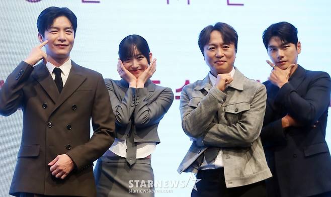 배우 이민기, 한지현, 전배수, 이이경이 6일 오후 서울 구로구 더 세인트 웨딩에서 진행된 KBS 2TV 수목드라마 '페이스미' 제작발표회에 참석해 포즈를 취하고 있다.  '페이스미'는 냉정한 성형외과 의사와 열정적인 강력계 MZ 형사가 범죄 피해자 재건 성형을 통해 사건의 진실을 쫓는 공조 추적 메디컬 드라마다. 2024.11.06 /사진=김창현 chmt@