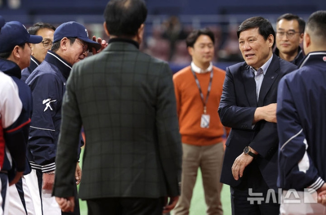 6일 서울 구로구 고척스카이돔에서 2024 WBSC 프리미어12를 앞두고 열린 한국 야구대표팀과 상무의 연습경기를 마친 뒤 허구연 KBO 총재와 류중일 감독이 대화를 하고 있다.