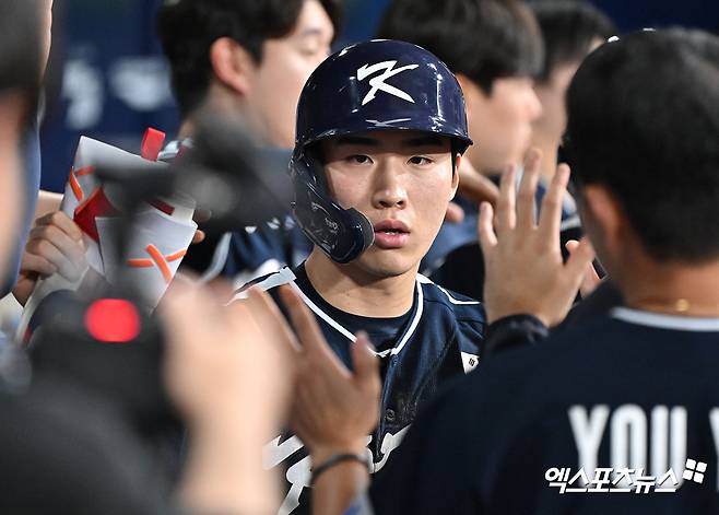 키움 히어로즈 외야수 이주형이 지난 2일 서울 고척스카이돔에서 열린 2024 WBSC 프리미어12 대비 쿠바 대표팀과의 평가전에서 득점한 뒤 동료들의 축하를 받고 있다. 엑스포츠뉴스 DB