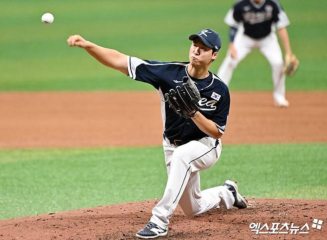 2일 오후 서울 고척스카이돔에서 열린 2024 WBSC(세계야구소프트볼연맹) 프리미어12 대한민국 야구 대표팀과 쿠바 야구 대표팀의 평가전 경기, 4회말 대한민국 엄상백이 공을 힘차게 던지고 있다. 엑스포츠뉴스DB