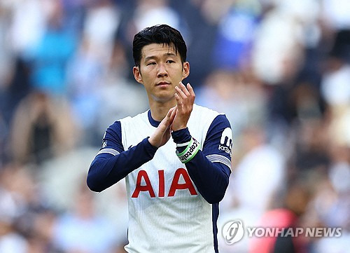 영국 매체 TBR 풋볼은 5일(한국시간) 손흥민 측이 토트넘 홋스퍼로부터 새 계약에 대한 이야기를 듣고 충격을 받았다고 보도했다. 손흥민과 토트넘 사이에서 체결된 계약은 1년 연장 옵션이 있지만 2025년 6월에 만료된다. 매체는 토트넘이 손흥민에게 재계약을 두고 논의할 생각이 없다고 밝히면서 선수에게 큰 충격을 줬다고 주장했다. 연합뉴스