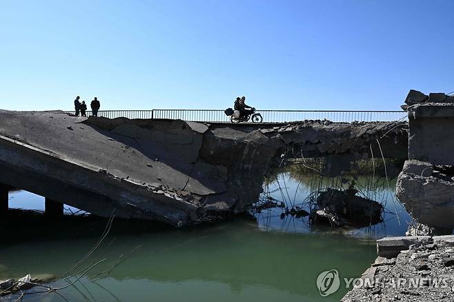 지난달 28일(현지시간) 이스라엘군 공습에 무너진 시리아 쿠사이르의 한 마을 다리 [AFP 연합뉴스 자료사진. 재판매 및 DB 금지]