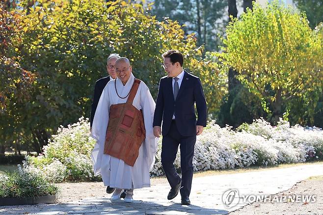 법륜 스님 만난 이재명 대표 (서울=연합뉴스) 김주성 기자 = 더불어민주당 이재명 대표와 법륜 스님이 6일 오후 차담을 하기 위해 서울 여의도 국회 사랑재로 들어서고 있다. 2024.11.6 utzza@yna.co.kr