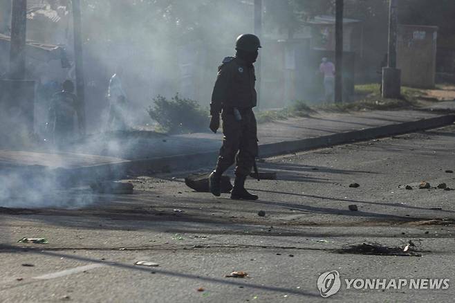 모잠비크 수도 마푸토에서 폭력사태를 진압하는 경찰 [AFP 연합뉴스 자료사진 재판매 및 DB 금지]