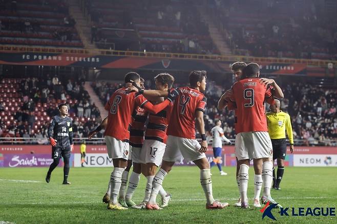 기뻐하는 포항 선수들 [한국프로축구연맹 제공. 재판매 및 DB 금지]