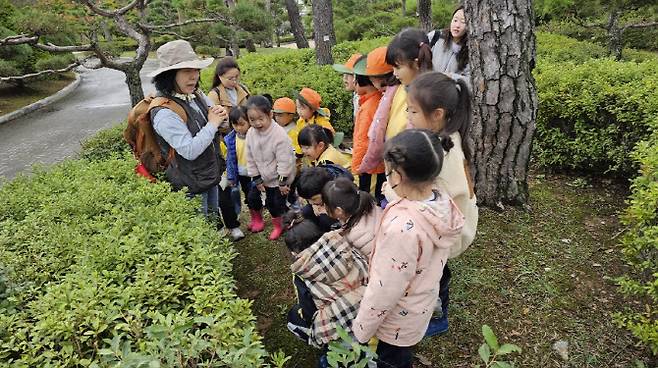 지난달 24일 충남 도산초 학생들이 자연숲 체험 활동을 하고 있다.(사진=도산초 제공)