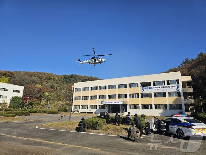 경기남부경찰청이 7일 경기 용인시 언남동 경찰대학(구)에서 '2024 하반기 대테러 관계기관 합동훈련'을 진행하고 있다.ⓒ News1 유재규 기자