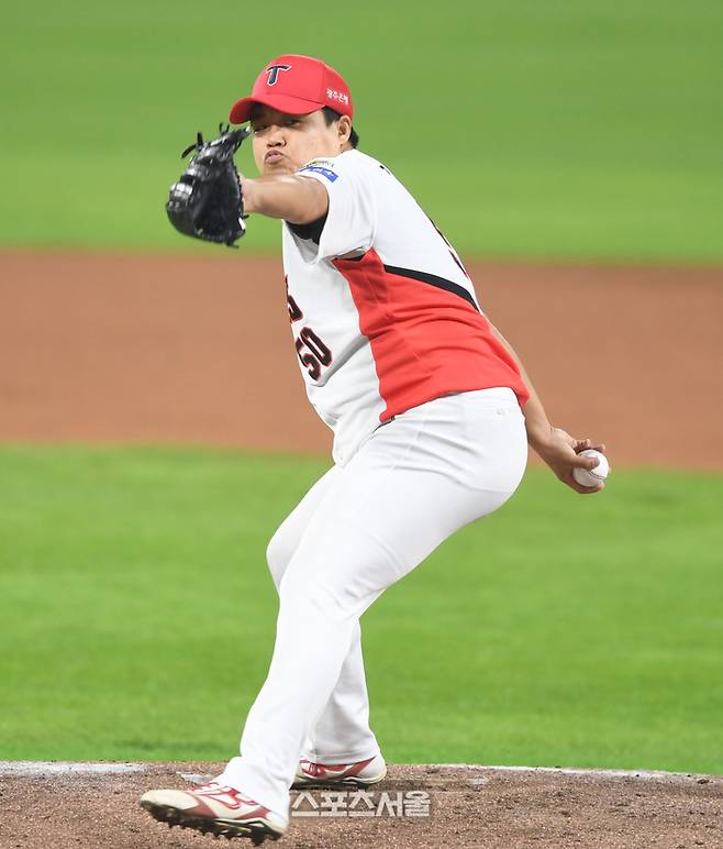 KIA 장현식이 광주-기아 챔피언스 필드에서 열린 삼성과 2024 KBO 한국시리즈 5차전 7회 역투하고 있다. 광주 | 최승섭기자 thunder@sportsseoul.com